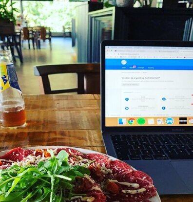 Jacko Meijaard in restaurant met laptop